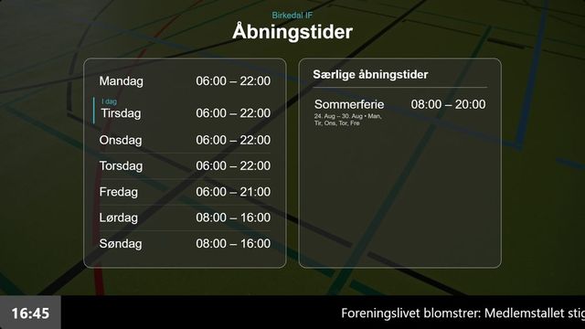 Infoskærm der viser foreningens åbningstider og ferieafvigelser automatisk