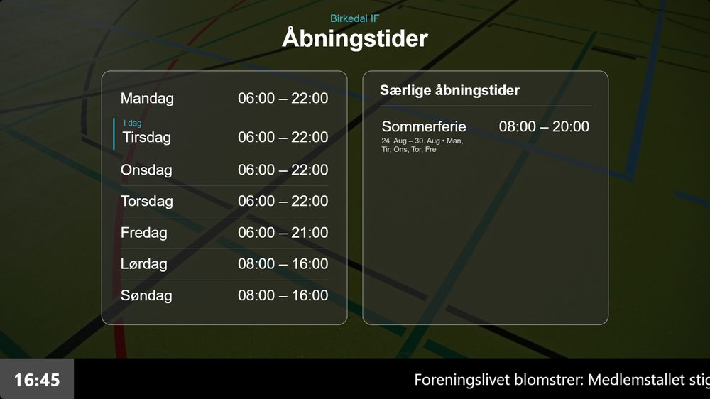 Infoskærm der viser foreningens åbningstider og ferieafvigelser automatisk