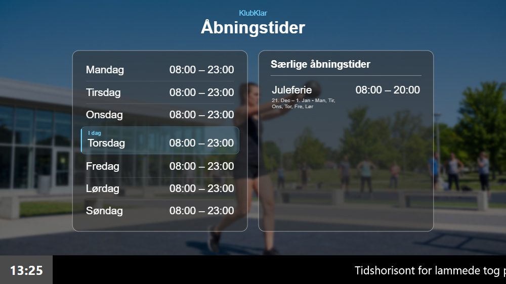 Åbningstider vist på infoskærmen