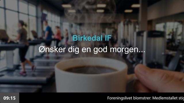 Infoskærm i klubhuset med nedtælling til generalforsamlingen, QR-tilmelding og meningsmåling