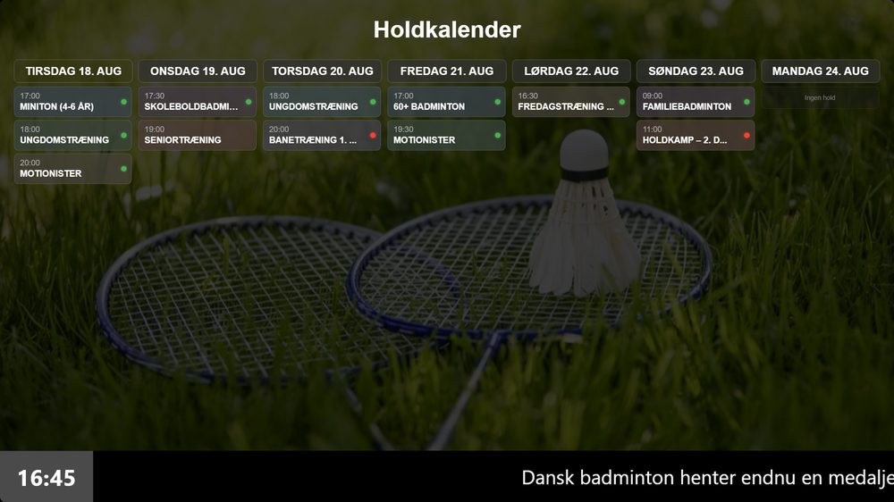 Infoskærm i en badmintonklub der viser holdkalender og banefordeling