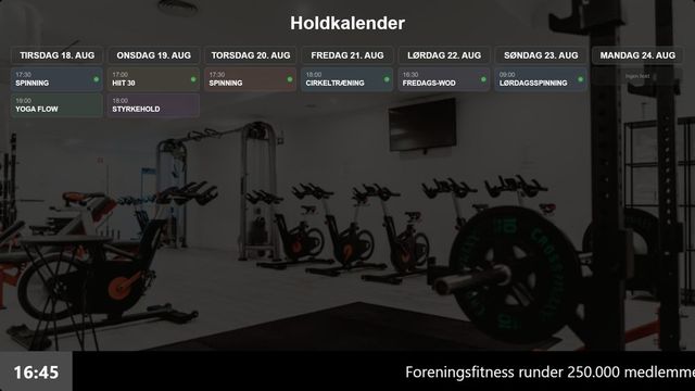 Infoskærm i en fitnessforening med ugens holdplan fra spinning til lørdags-WOD