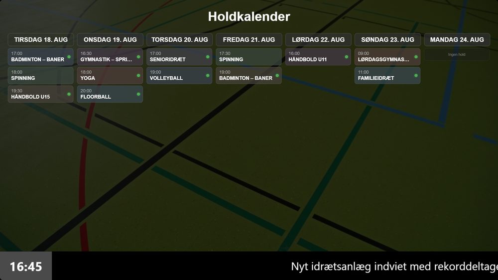 Infoskærm i et idrætscenter med samlet holdkalender for hele huset