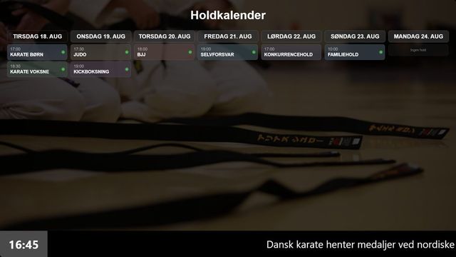 Infoskærm i en kampsportsklub med ugens hold fra karate børn til konkurrencehold
