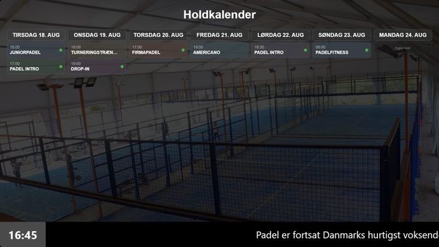 Infoskærm i et padelcenter med ugens baner, americano og turneringstræning