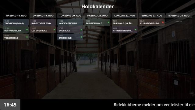 Infoskærm i en rideklub med elevskolens ugeplan fra trækhold til springhold