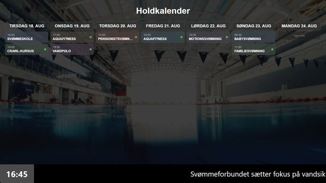 Infoskærm i en svømmehal med ugens hold fra babysvømning til vandpolo