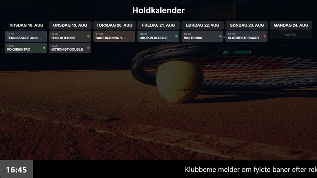 Infoskærm i en tennisklub med ugens træningstider og klubmesterskab
