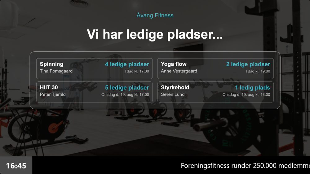 Infoskærm i en fitnessforening der viser ledige pladser på dagens hold