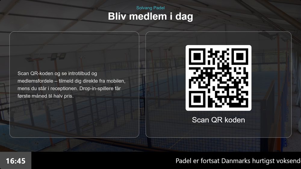 Infoskærm i et padelcenter der viser medlemstilbud med QR-tilmelding i receptionen