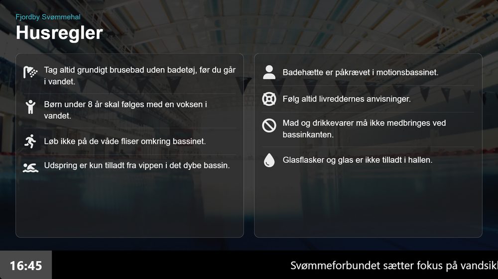 Infoskærm i en svømmehal med sikkerheds- og hygiejneregler
