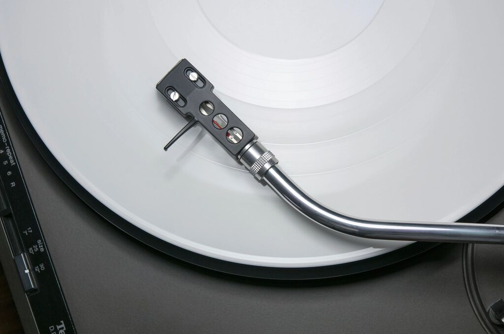 Pladespiller med vinylplade – musik i foreningen kræver KODA-licens