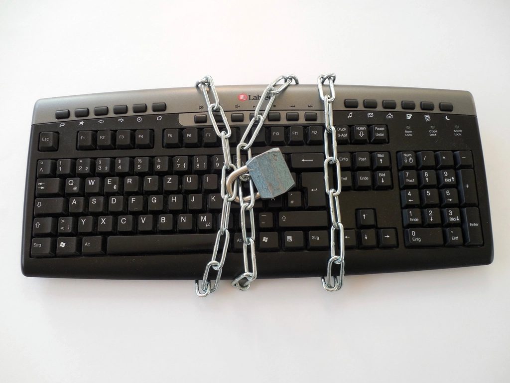 Tastatur låst med kæde og hængelås som symbol på beskyttelse af foreningens medlemsoplysninger